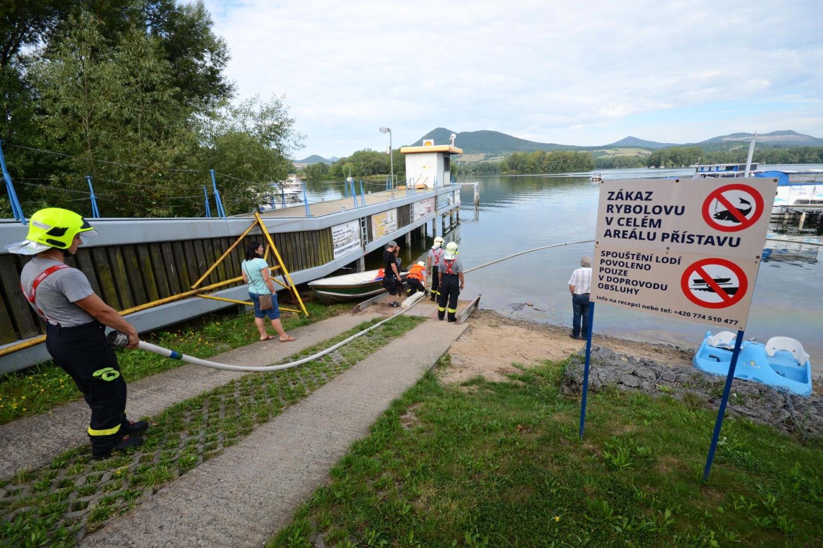 Únik ropné látky Píšťany jezero 1a.jpg