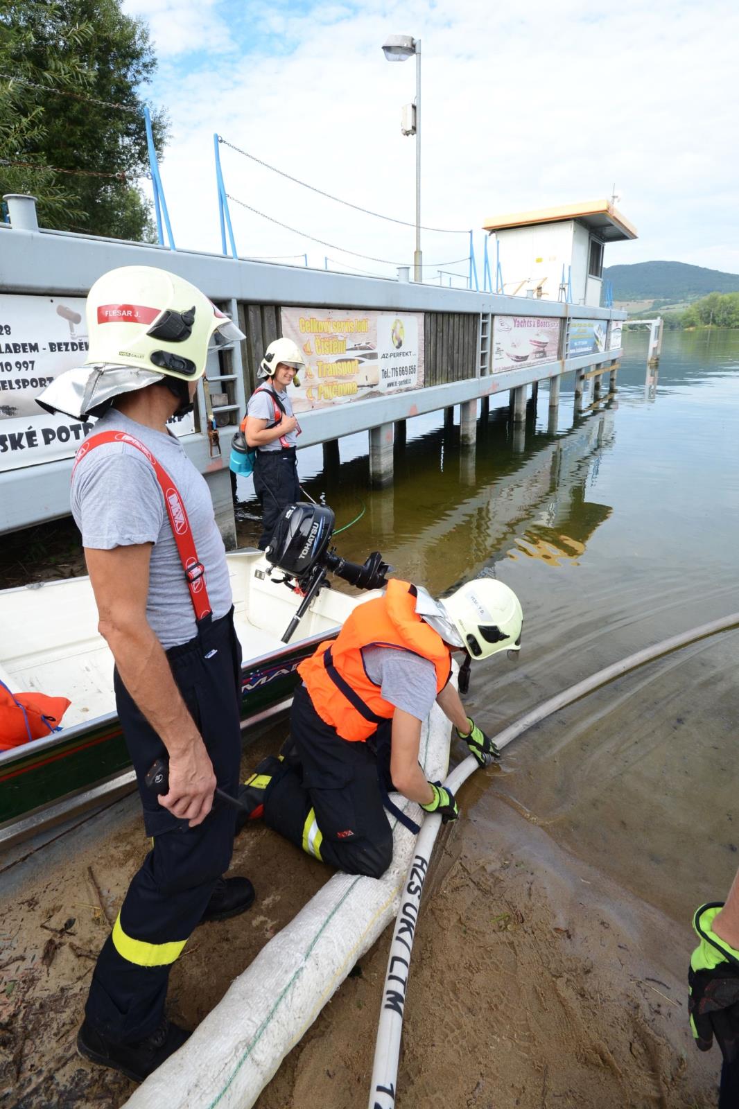Únik ropné látky Píšťany jezero 1b.jpg