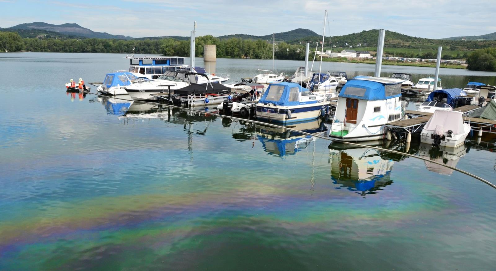Únik ropné látky Píšťany jezero 1e.jpg