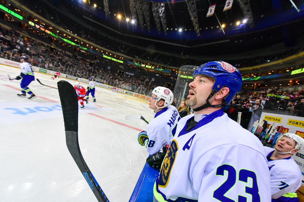 Utkání mezi HZS ČR a AČR o první místo_pohled na střídačku.jpg