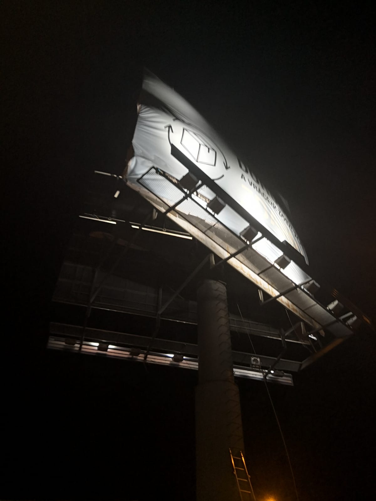 Utržený bilboard, České Budějovice - 10. 3. 2019 (2).jpg