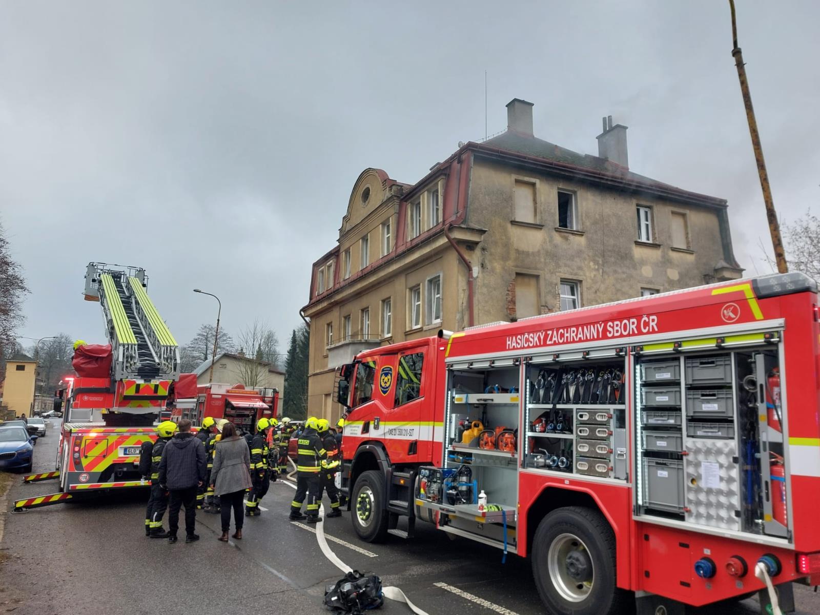 V Pulečném zasahovaly čtyři jednotky požární ochrany u požáru v bytovém domě