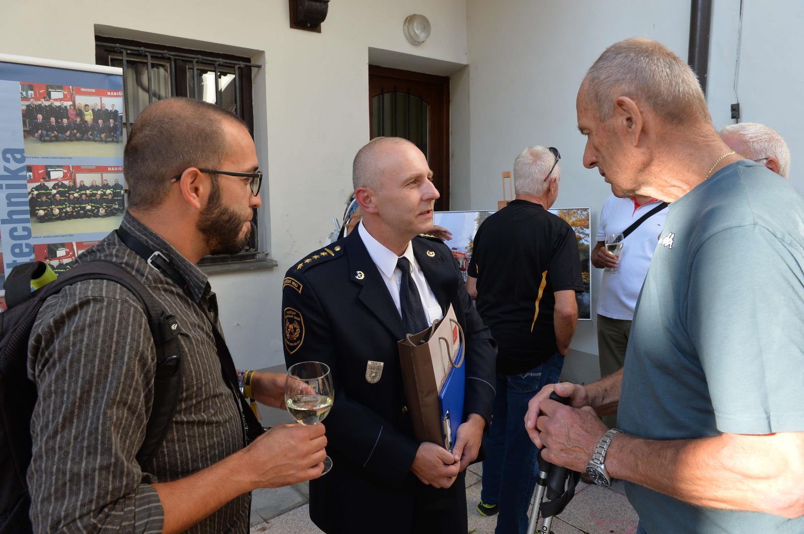 Vernisáž Martina Petráka - V kouři a plamenech, Tábor - 7. 9. 2022 (20).jpg