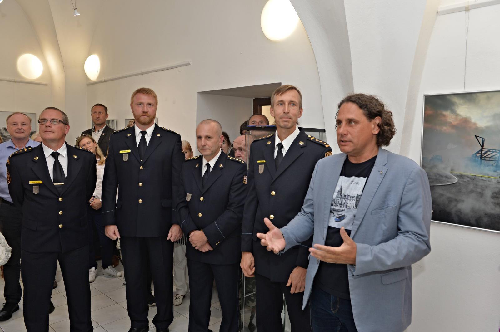 Vernisáž Martina Petráka - V kouři a plamenech, Tábor - 7. 9. 2022 (88).jpg