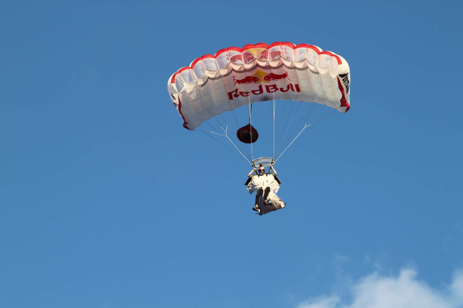 Villach12-přílet parašutistů na stadion.jpg