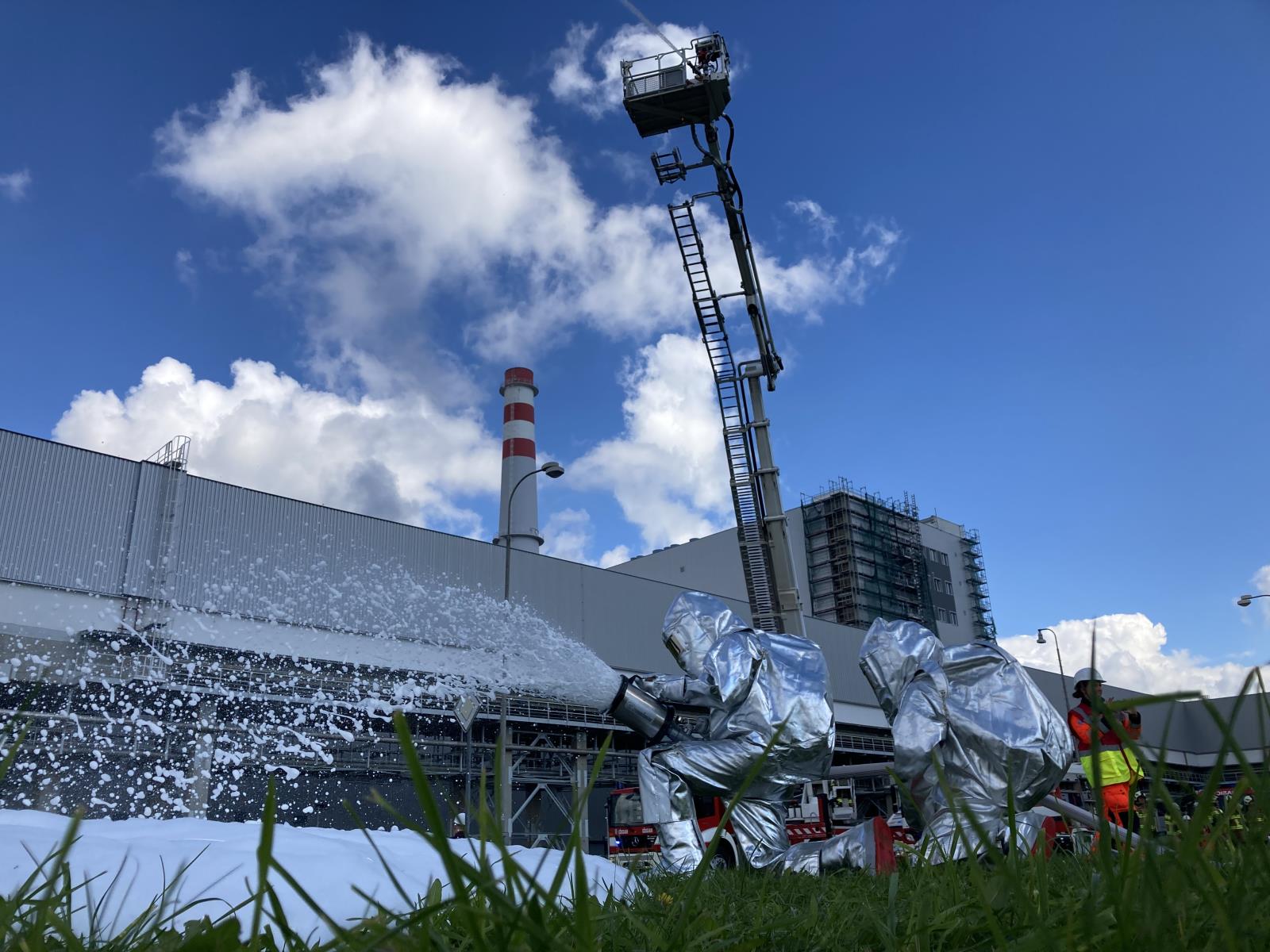 Vodou hasiči ochlazovali okolí, pěnou likvidovali fiktivní požár.jpg
