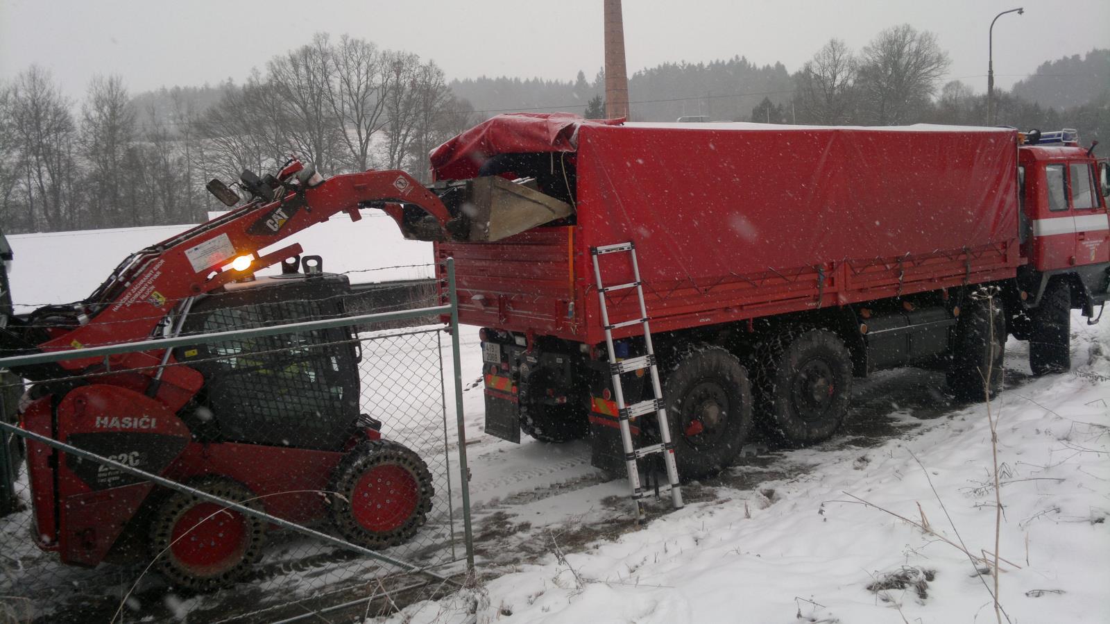 Vrbětice_ZÚ_smykem řízený nakladač a automobil upravený pro přepravu munice.jpg