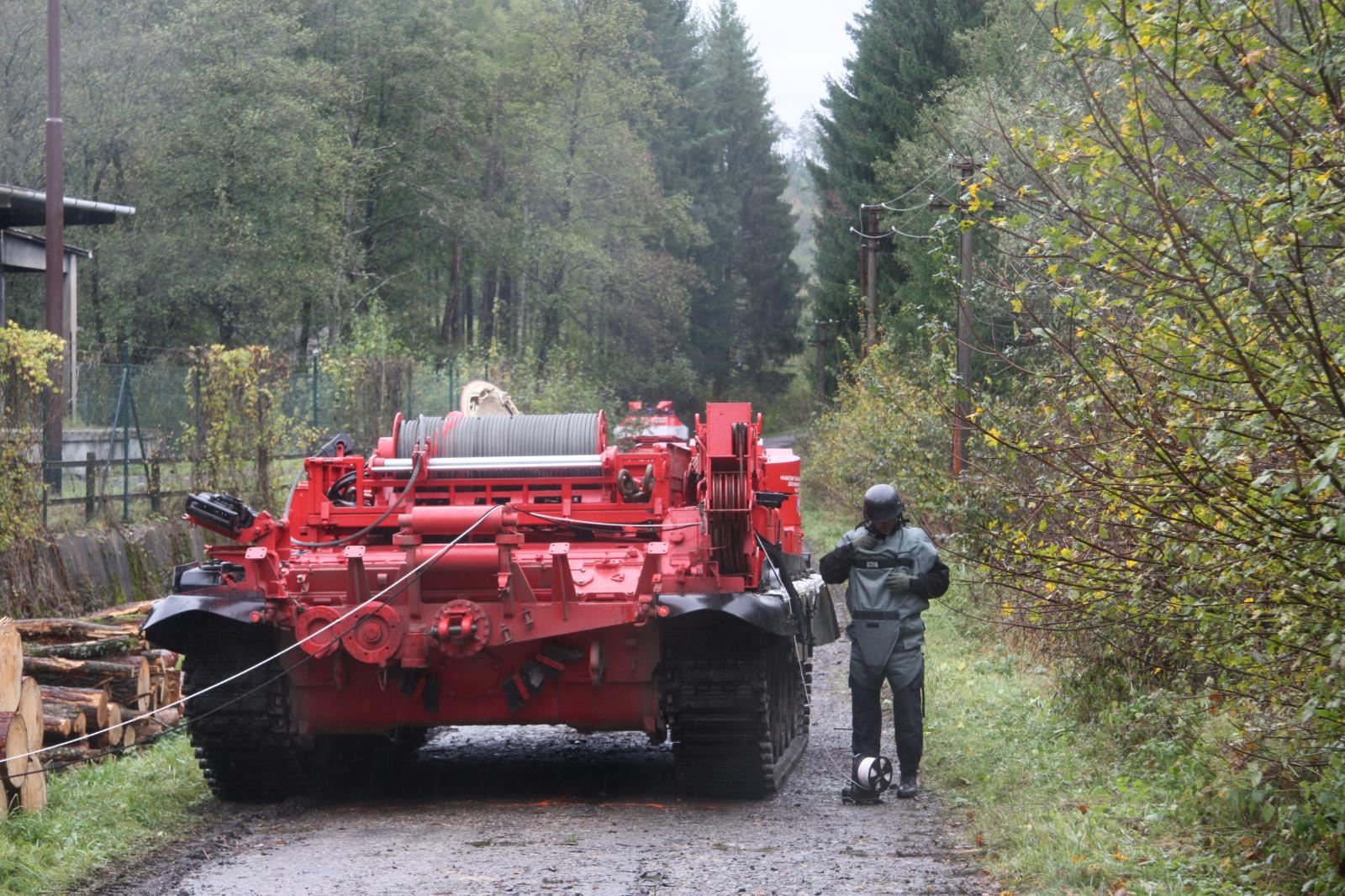 Vrbětice_ZÚ_vyprošťovací tank VT72b byl využit převážně kvůli balistické ochranně osádky.JPG