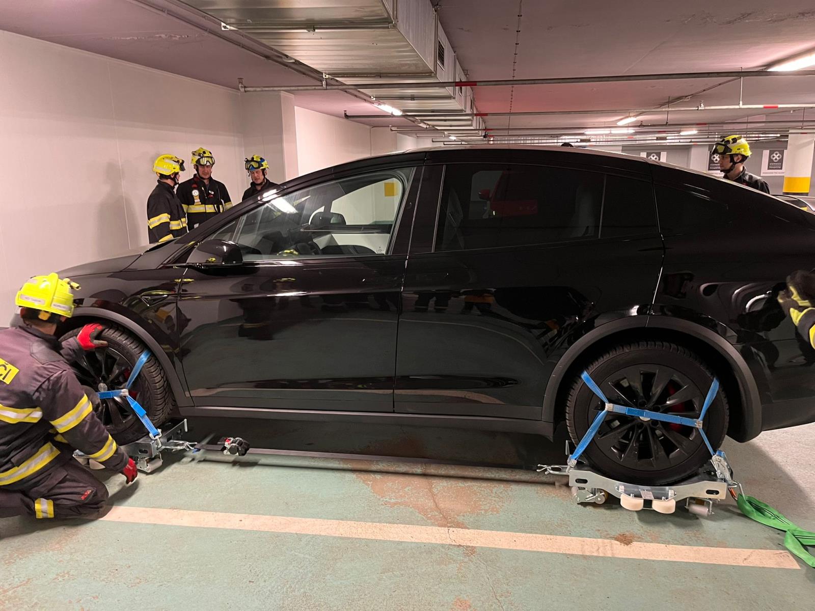 Výcvik - hašení elektromobilu Tesla, Tábor - 29. 2. 2024 (3).jpg