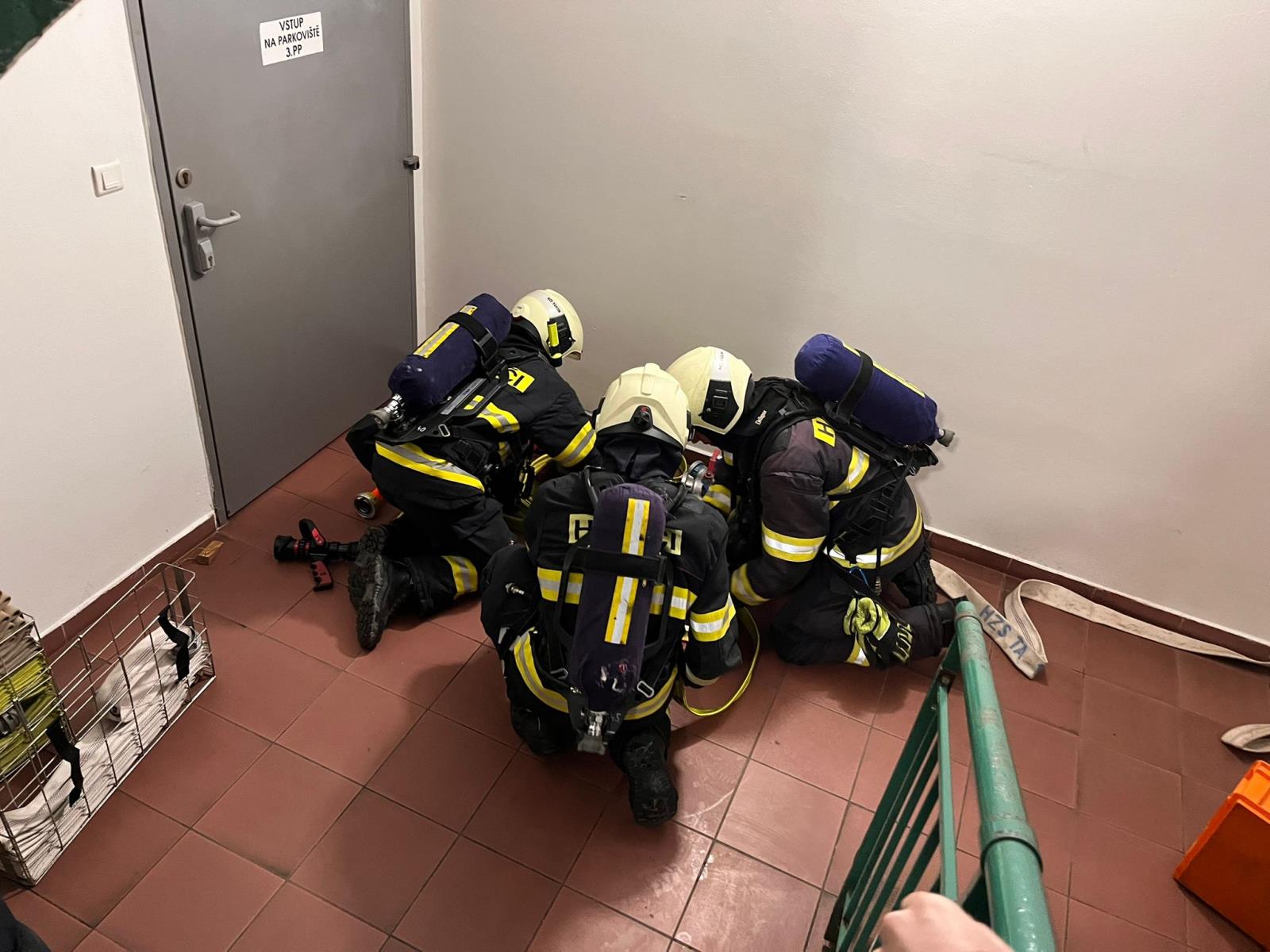 Výcvik - hašení elektromobilu Tesla, Tábor - 29. 2. 2024 (6).jpg