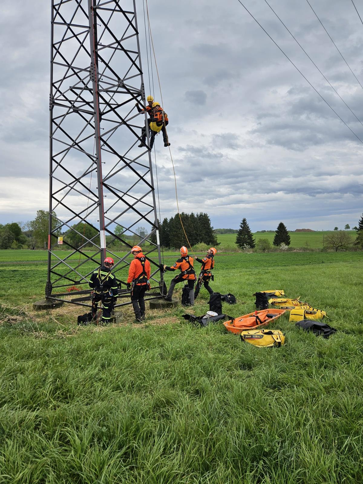 Výcvik lezeckých skupin na stožárech VVN, Olešník (3).jpg