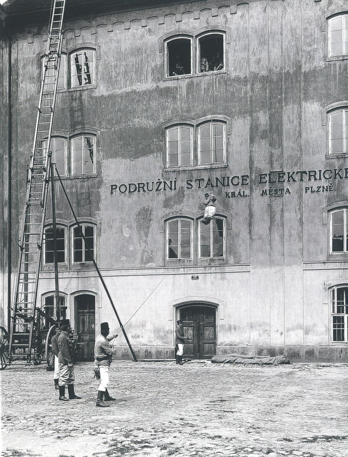 Výcvik na budově Panského mlýna.jpg