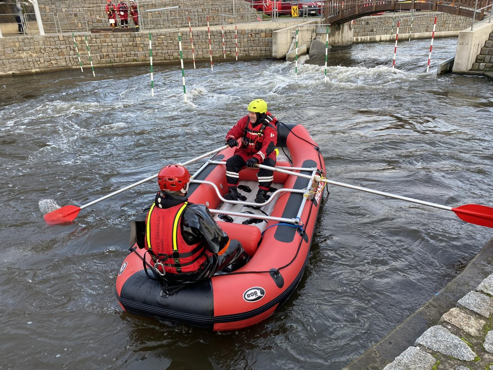 Výcvik v divoké vodě_účastníci si zkouší různé situace a techniky při záchraně na vodě