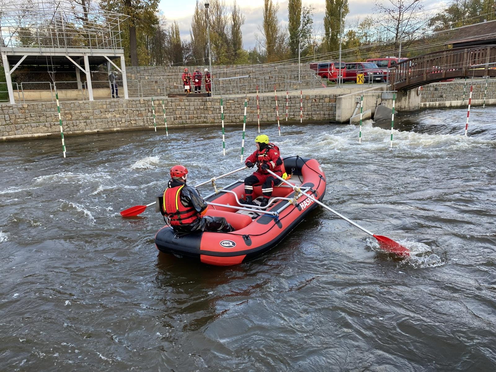 Výcvik v divoké vodě_účastníci si zkouší různé situace a techniky při záchraně na vodě