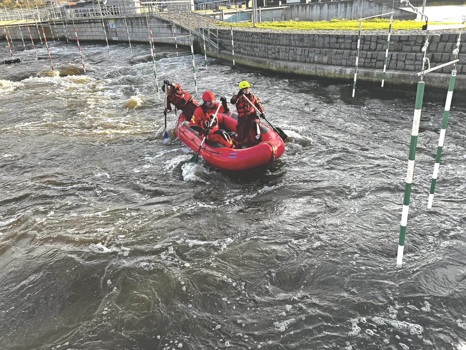 Výcvik v divoké vodě_účastníci si zkouší různé situace a techniky při záchraně na vodě