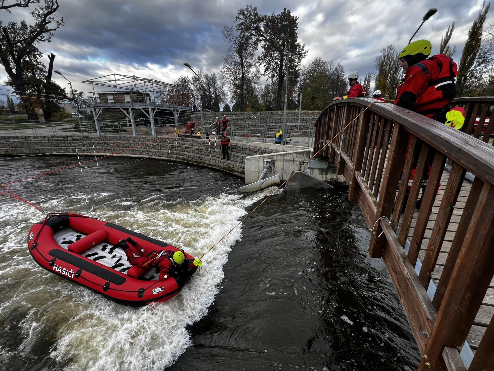 Výcvik v divoké vodě_účastníci si zkouší různé situace a techniky při záchraně na vodě