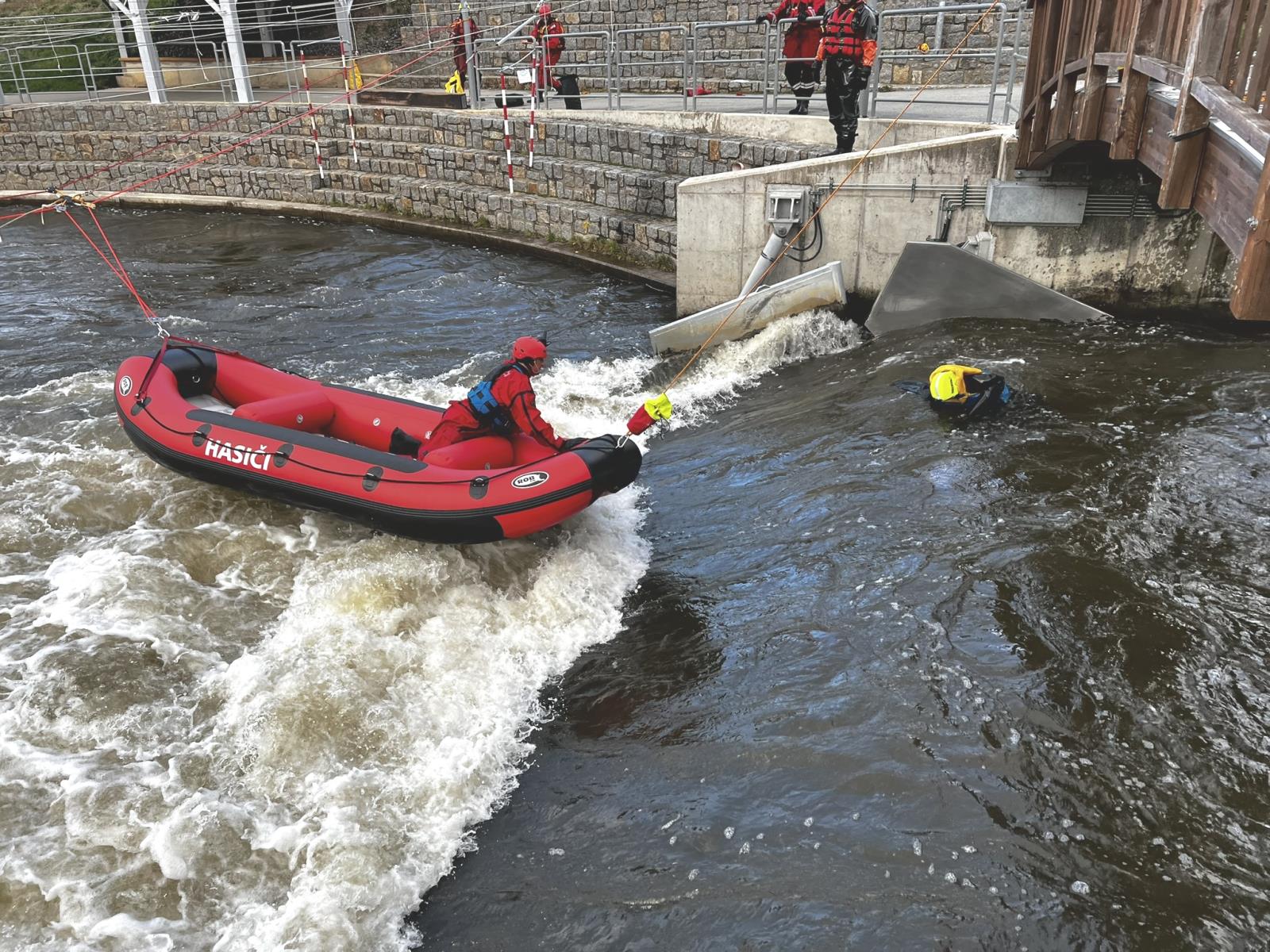 Výcvik v divoké vodě_účastníci si zkouší různé situace a techniky při záchraně na vodě