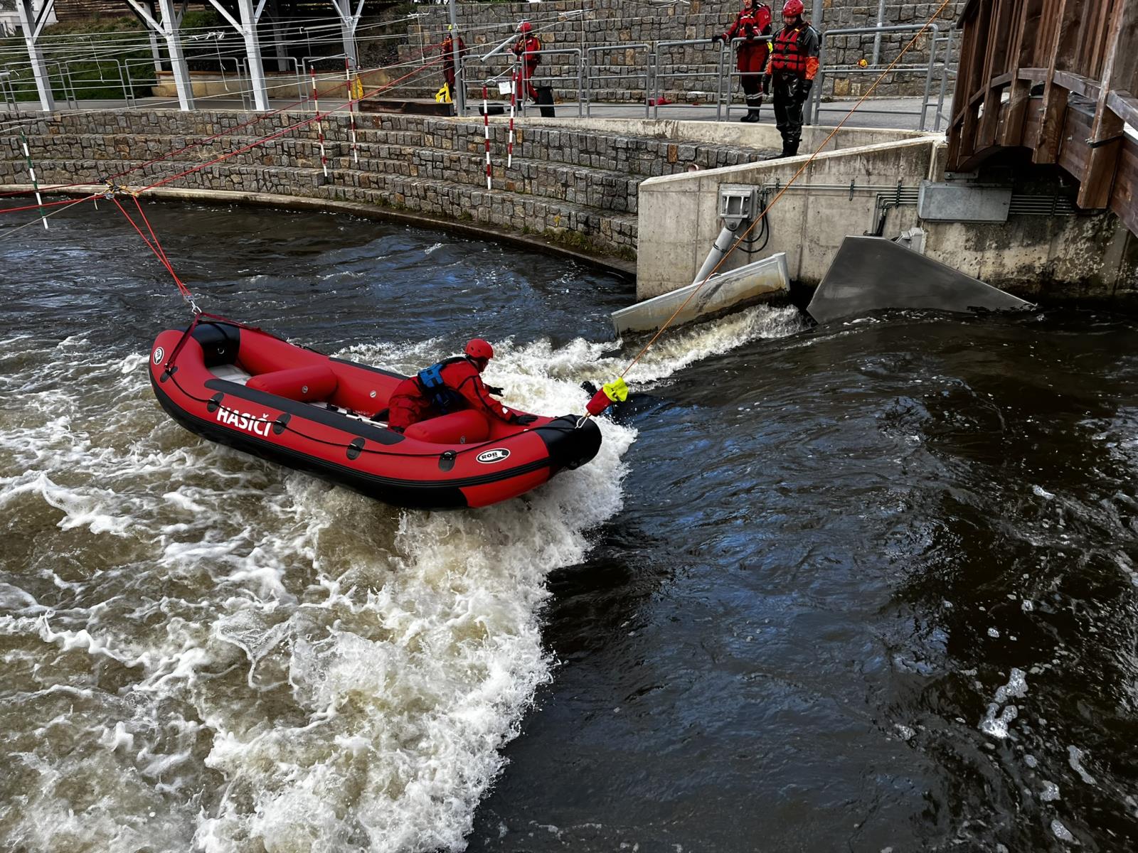 Výcvik v divoké vodě_účastníci si zkouší různé situace a techniky při záchraně na vodě