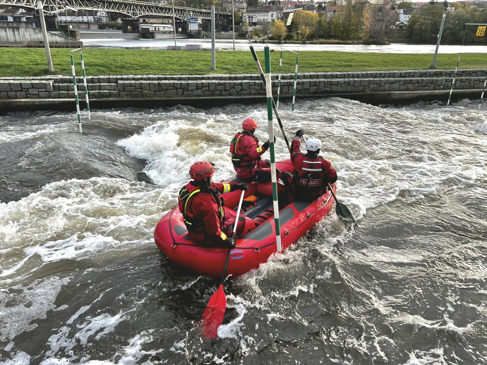Výcvik v divoké vodě_účastníci si zkouší různé situace a techniky při záchraně na vodě