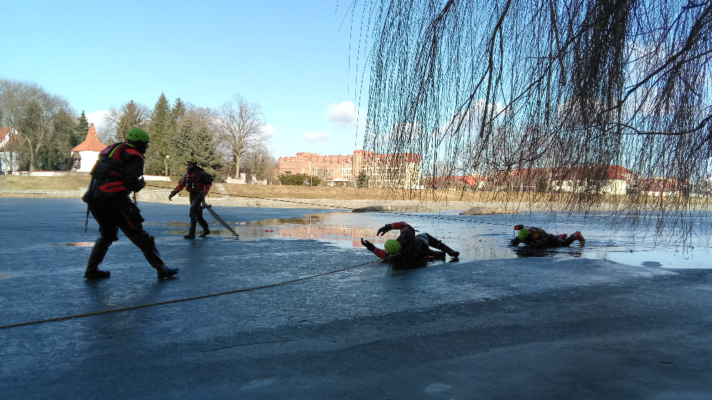 Výcvik - záchrana z ledu - ÚO Písek - 8. 3. 2018 (4).jpg