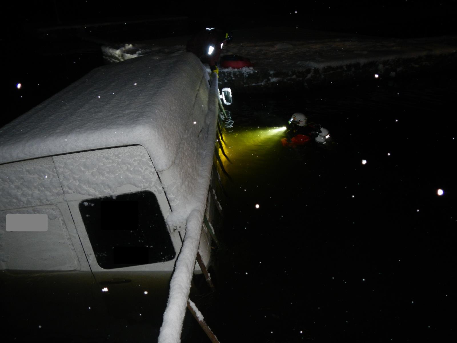 Vyproštění dodávky z vody, Herbertov - 17. 12. 2017 (2).JPG