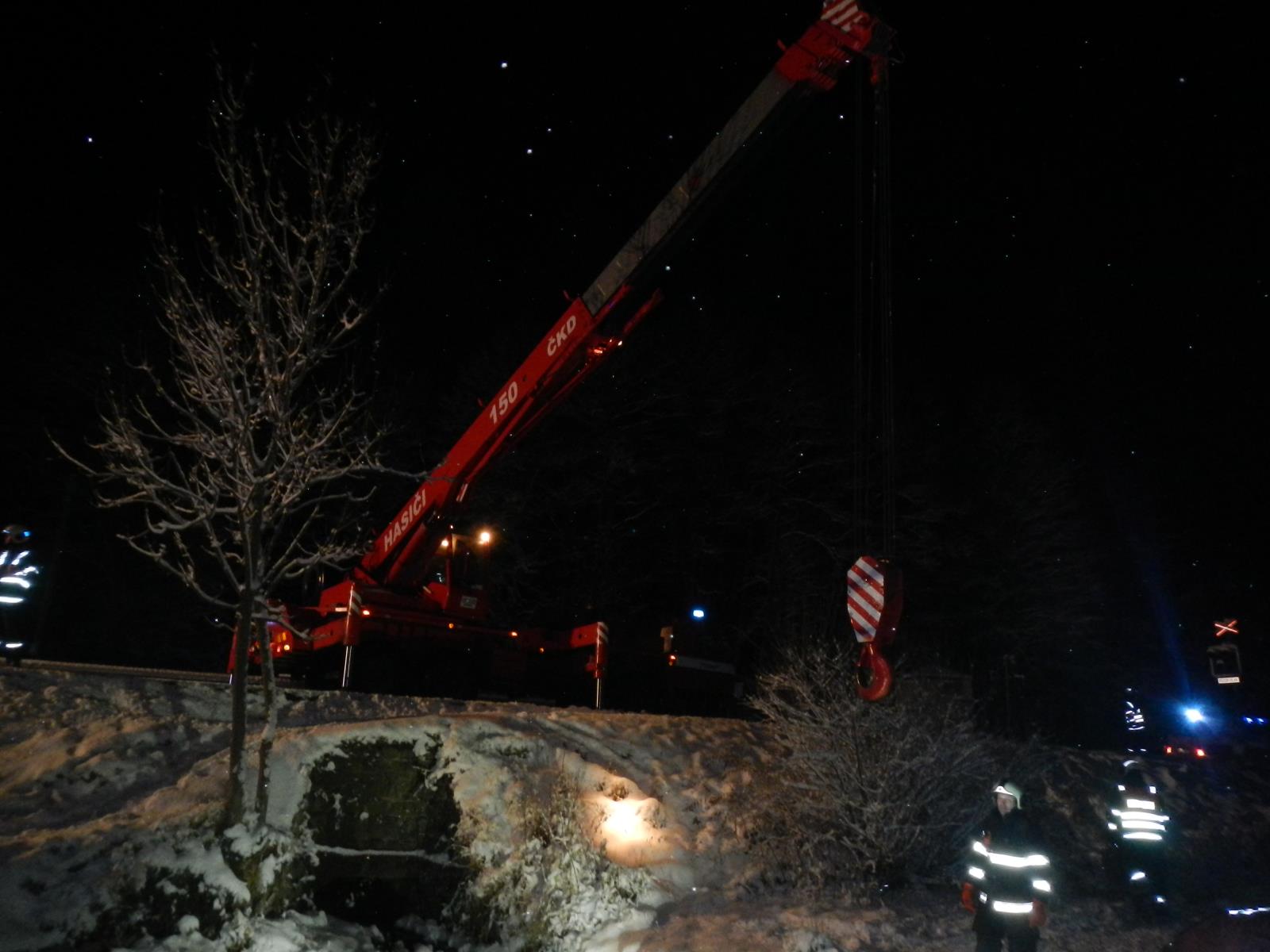 Vyproštění dodávky z vody, Herbertov - 17. 12. 2017 (3).JPG