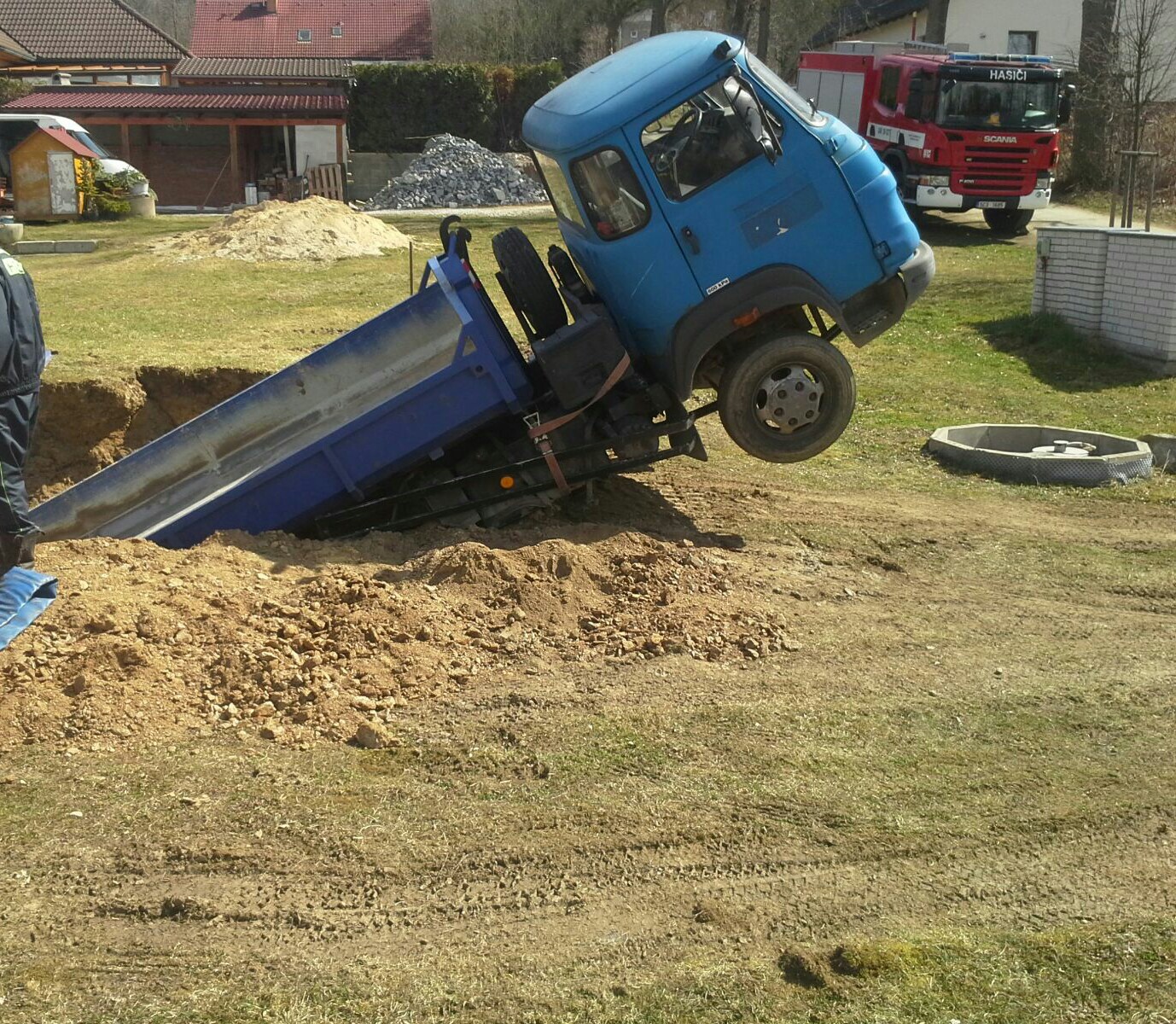 Vyproštění zapadlého NA, Libníč - 4. 4. 2018 (2).JPG