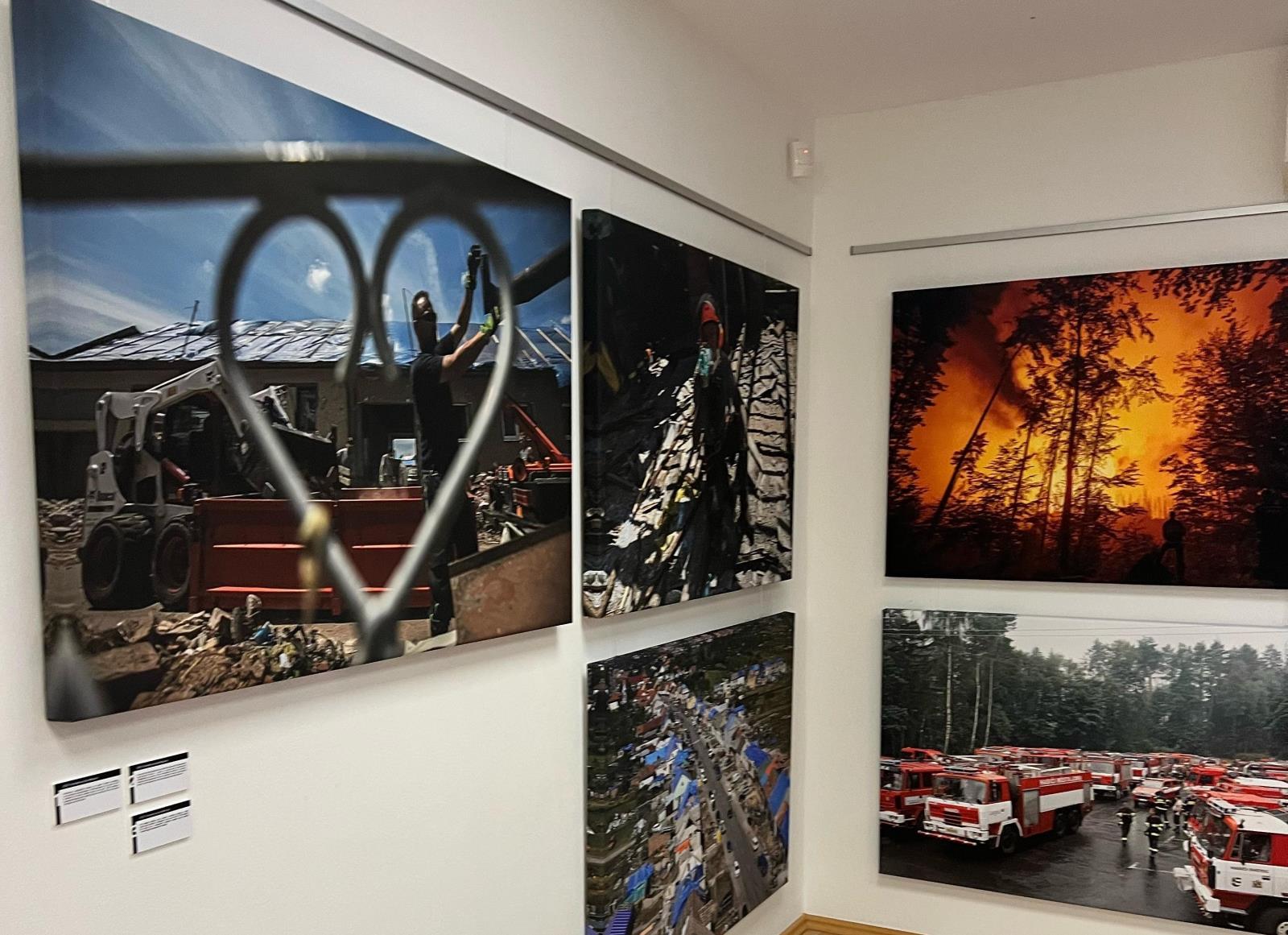 Výstava obrazů k 25. výročí Hasičského záchranného sboru ČR.jpg