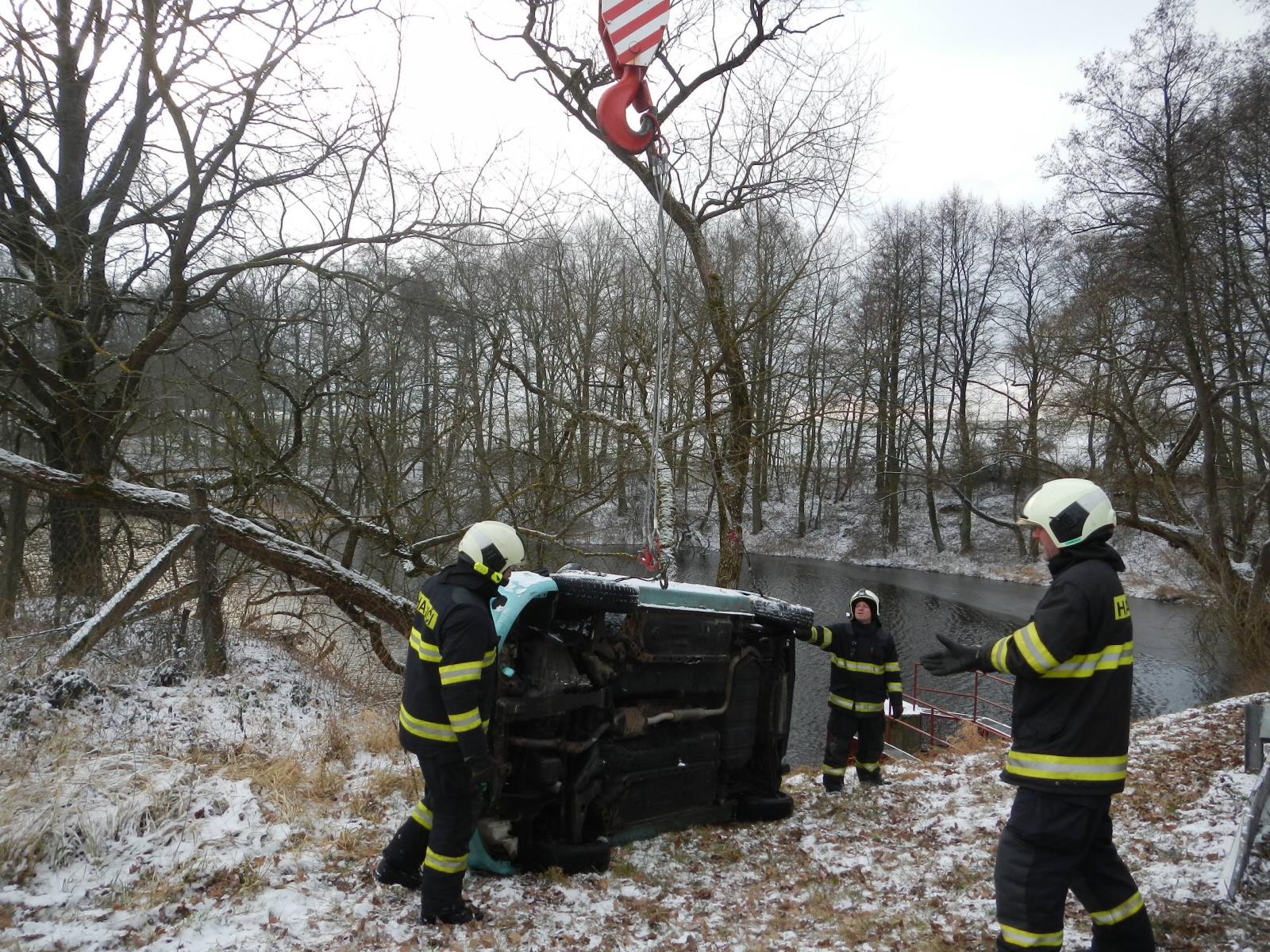 Vytažení OA z rybníka, Sudoměřice u Bechyně - 16. 1. 2018 (8).JPG