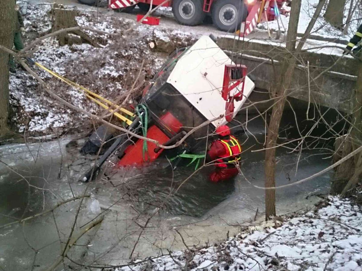 Vytažení traktoru z řeky pomocí jeřábu 11.jpg