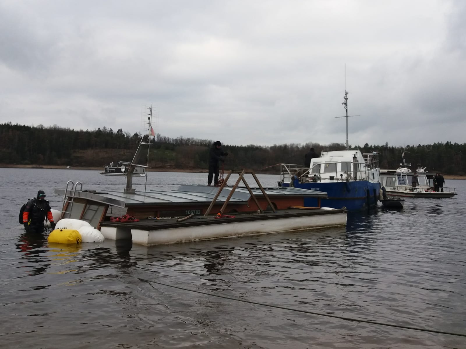 Vyzvednutí potopeného houseboatu, Radava - 5. a 6. 1. 2019 (1).jpg