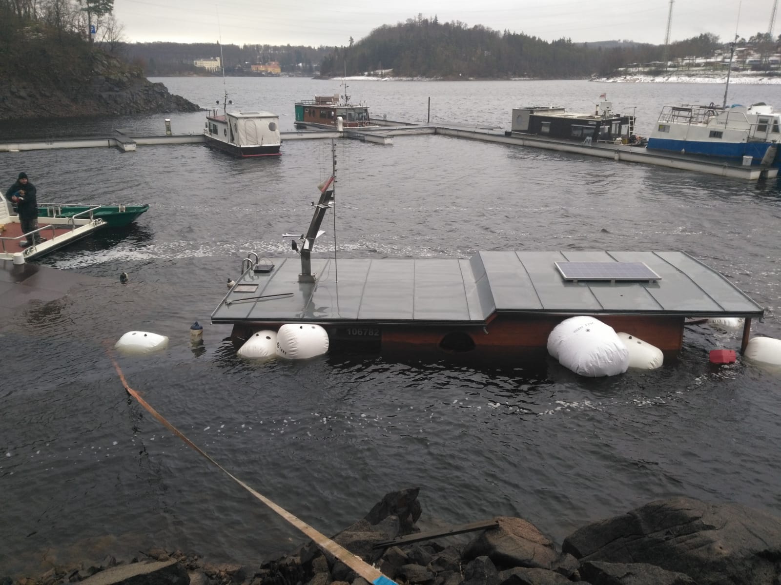 Vyzvednutí potopeného houseboatu, Radava - 5. a 6. 1. 2019 (12).jpg