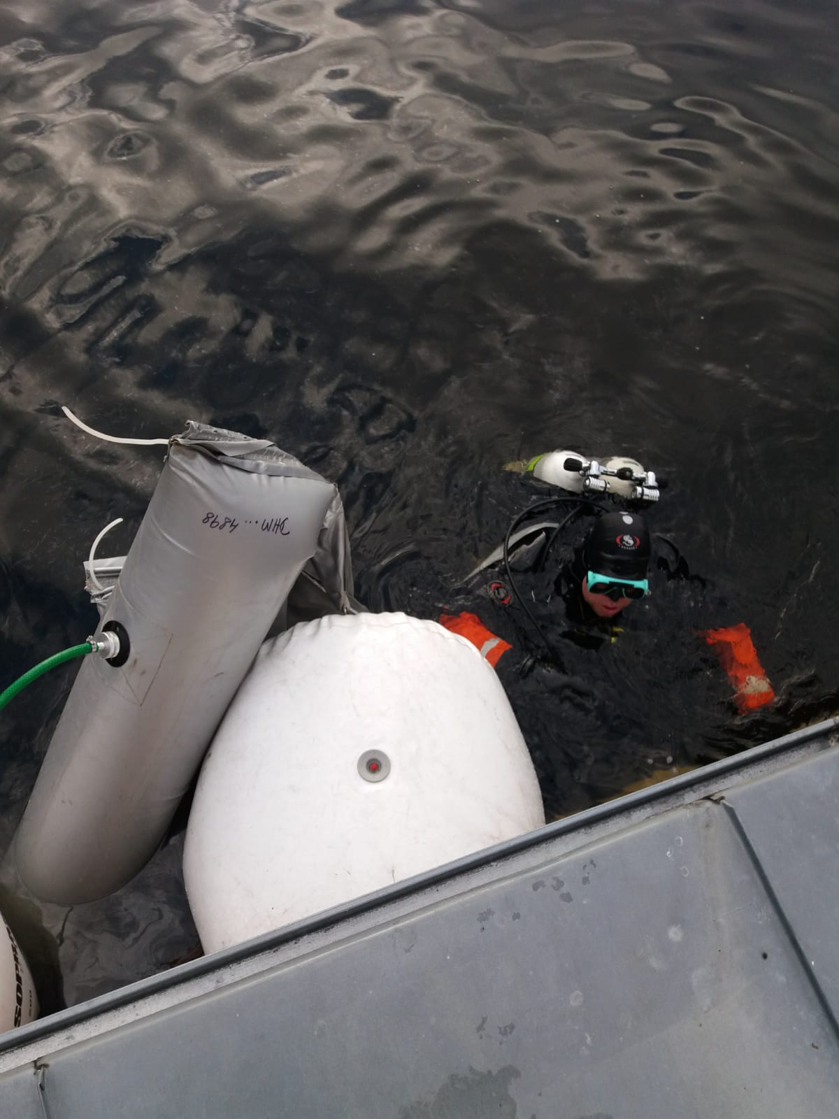 Vyzvednutí potopeného houseboatu, Radava - 5. a 6. 1. 2019 (13).jpg