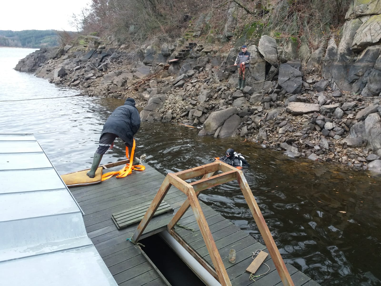 Vyzvednutí potopeného houseboatu, Radava - 5. a 6. 1. 2019 (15).jpg