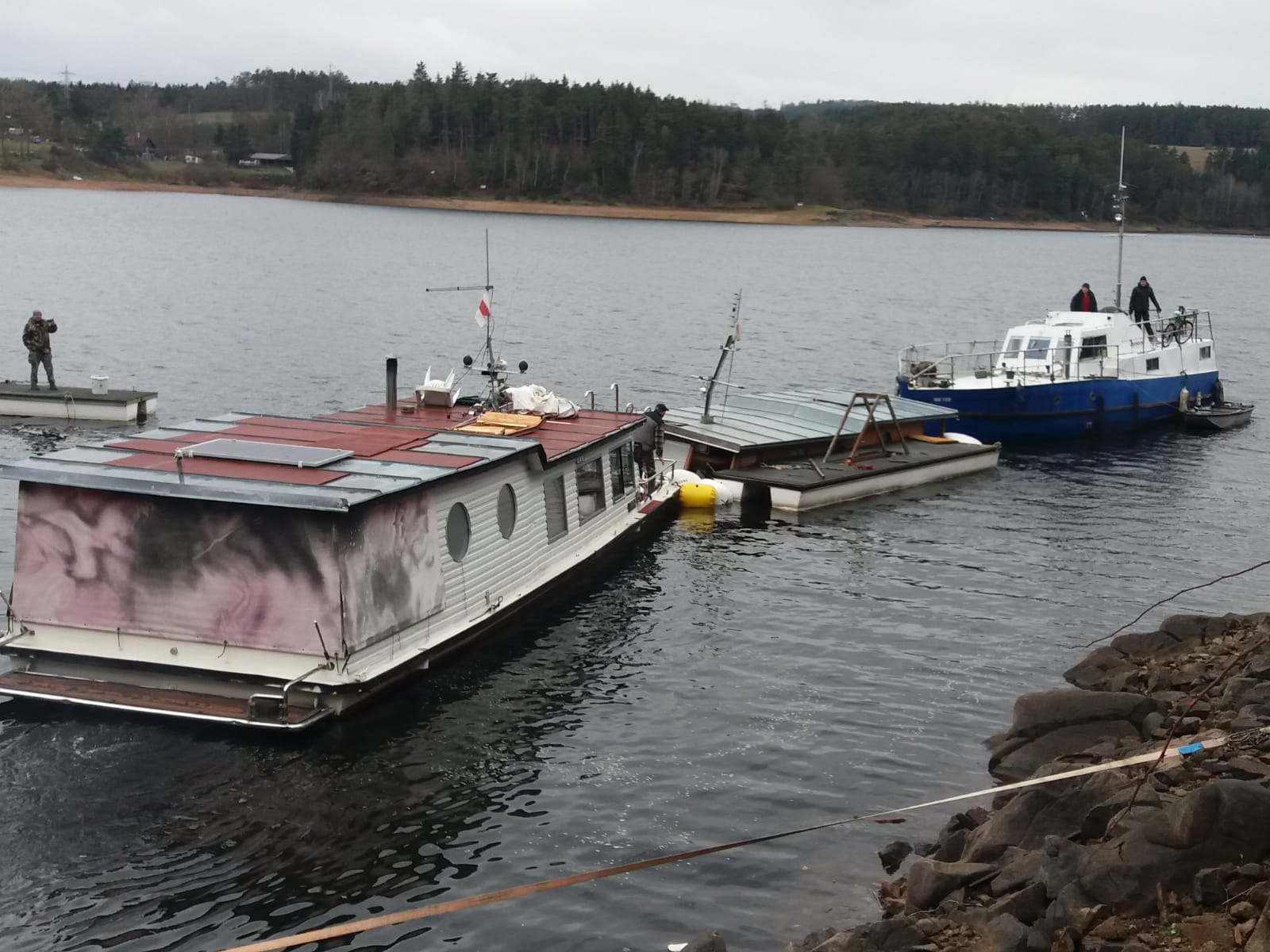 Vyzvednutí potopeného houseboatu, Radava - 5. a 6. 1. 2019 (2).jpg
