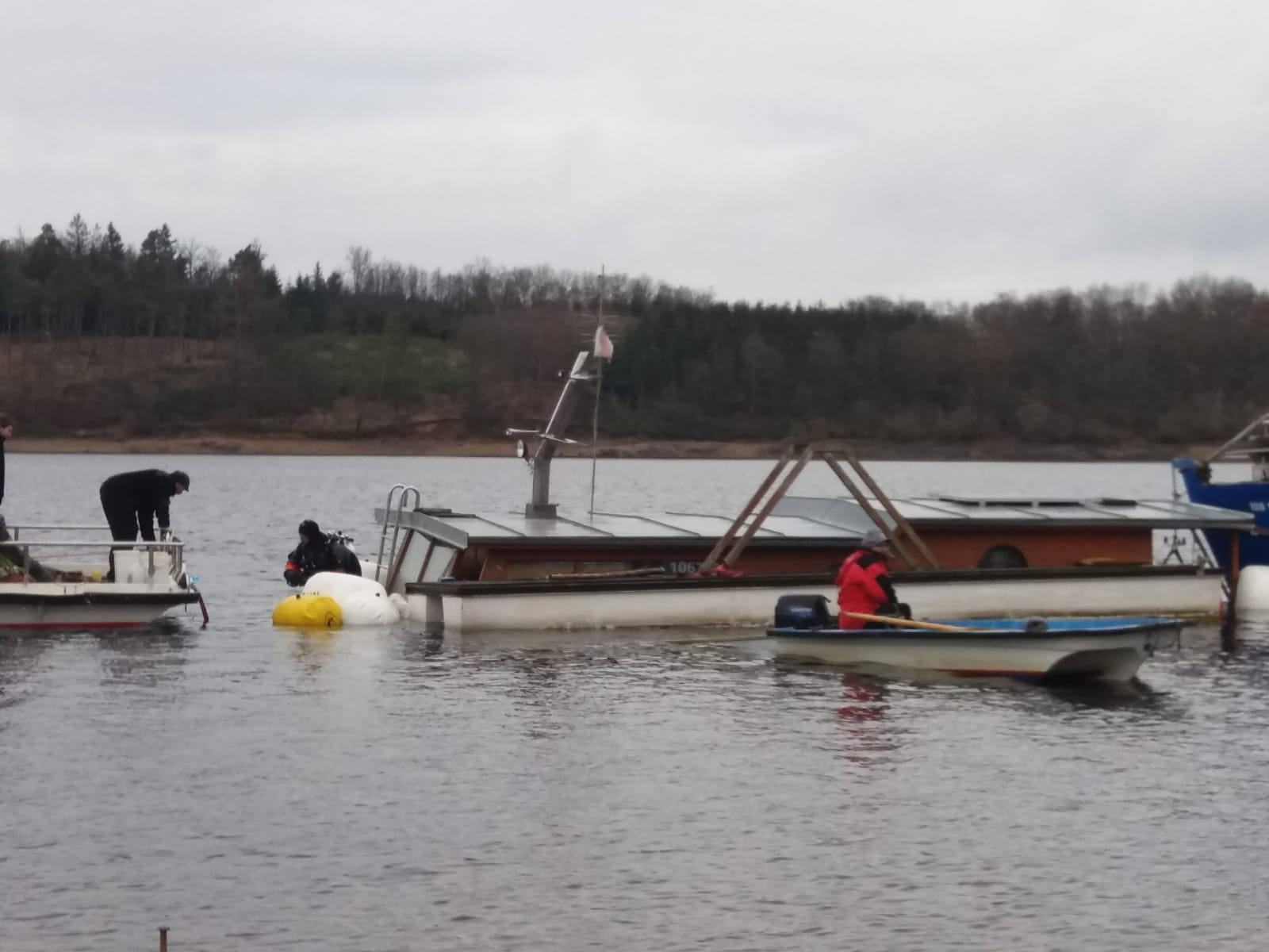 Vyzvednutí potopeného houseboatu, Radava - 5. a 6. 1. 2019 (16).jpg