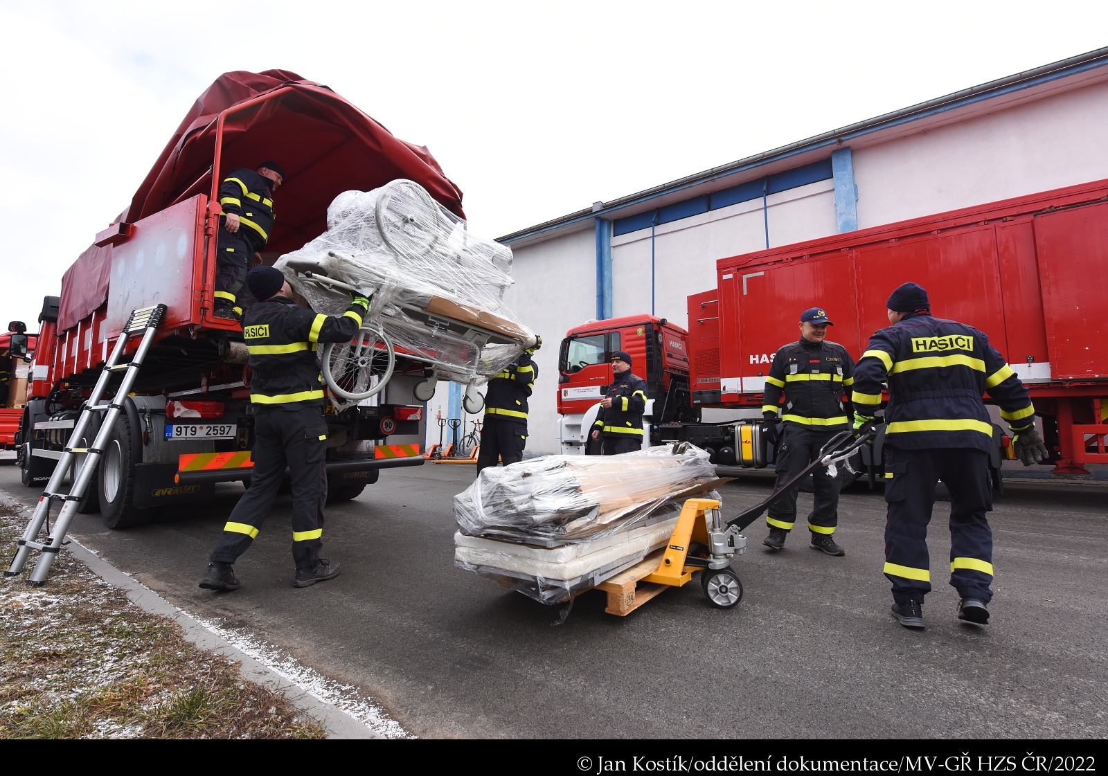 ZÚ HZS ČR nakládá humanitární pomoc pro Ukrajinu (3).JPG
