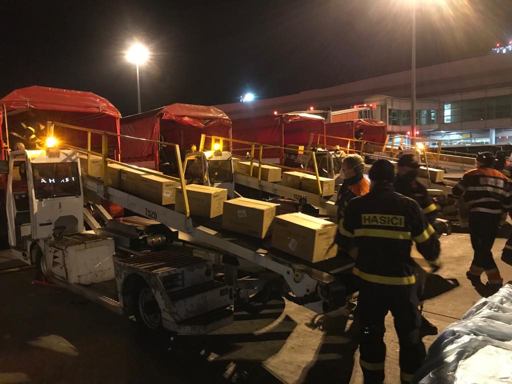 ZÚ_vykládka a distribuce ochranných pomůcek (3).jpg