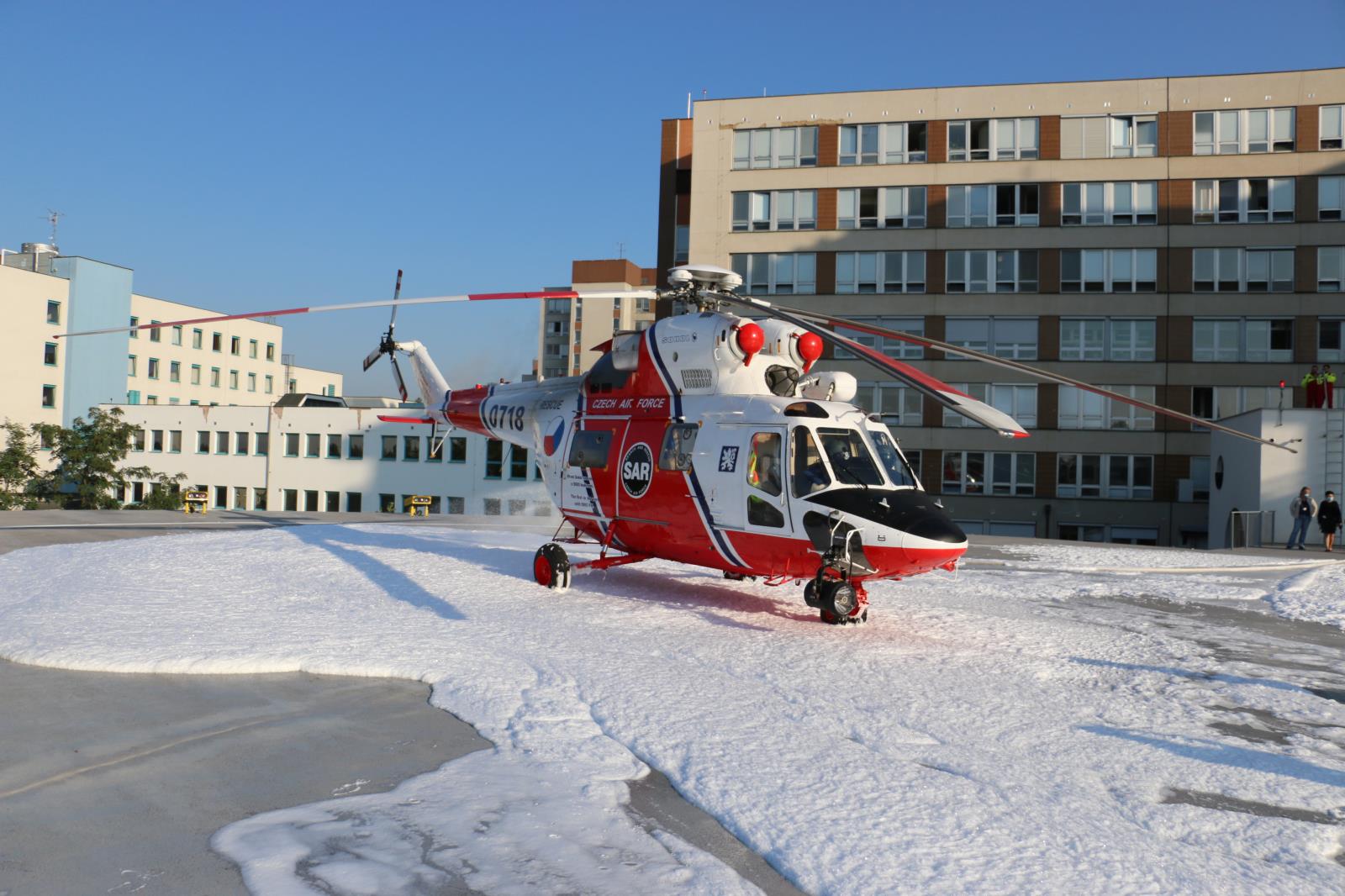 Záběr na vrtulník na heliportu s položeným pěnovým kobercem.JPG