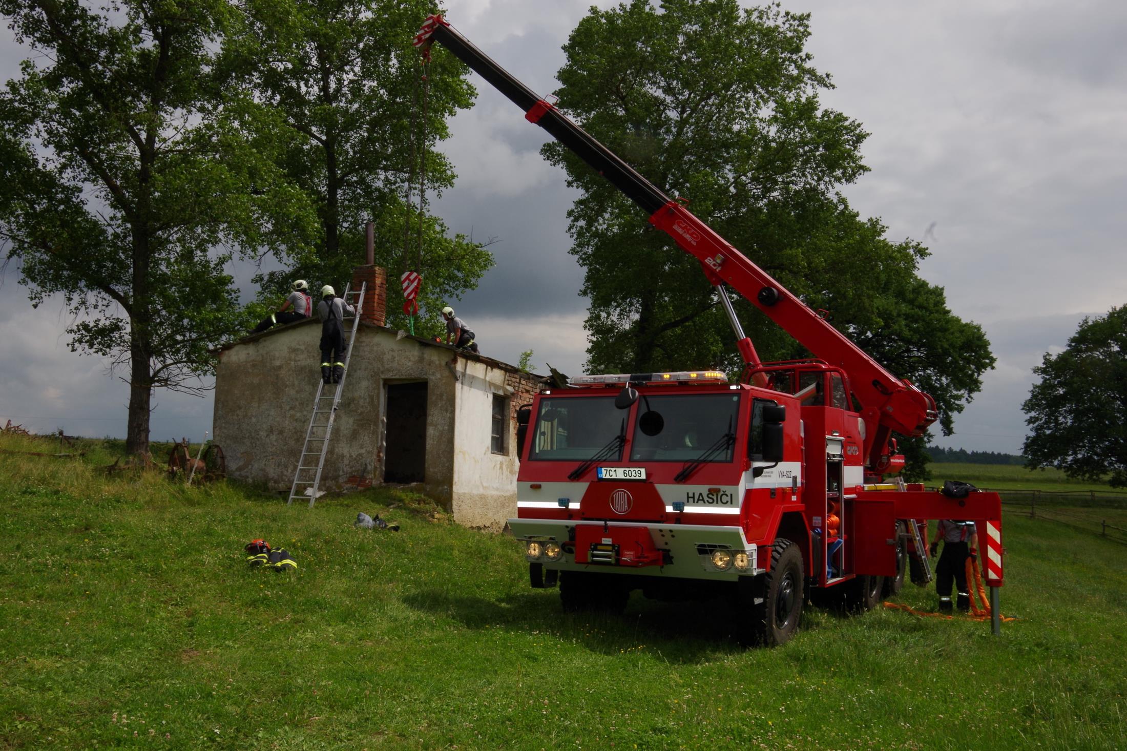 Záchrana koně, Záhostice - 13. 6. 2016 (2).JPG