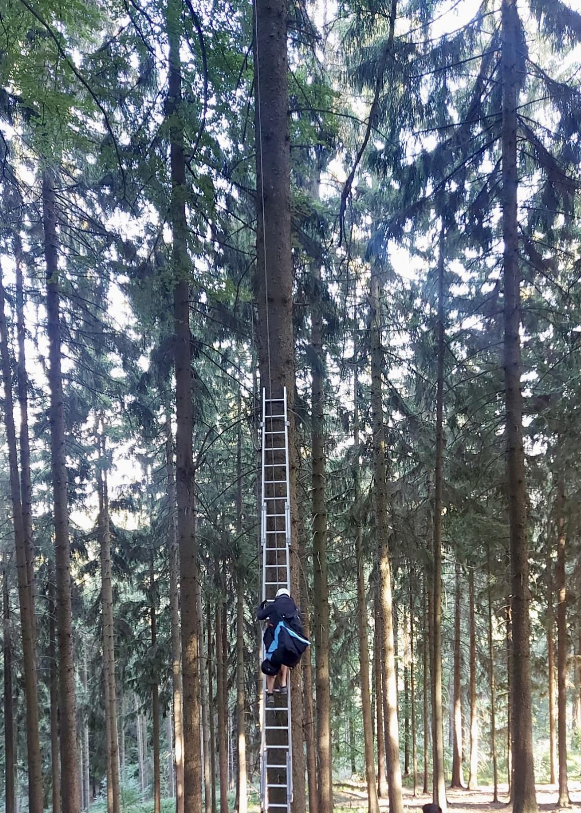 Záchrana paraglidisty, Zvičina (2).jpg