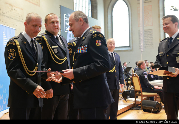 Zásah roku 2021_2. místo_přebírají ocenění z rukou náměstka GŘ pro IZS a OŘ Petra Ošlejška.JPG
