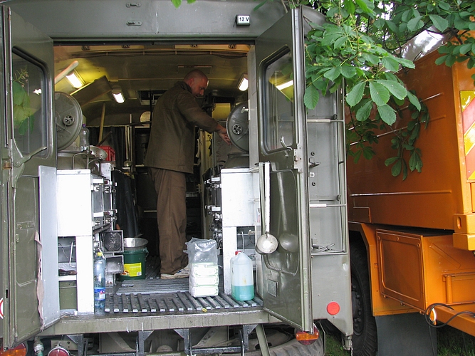 Zázemí polní kuchyně (2)