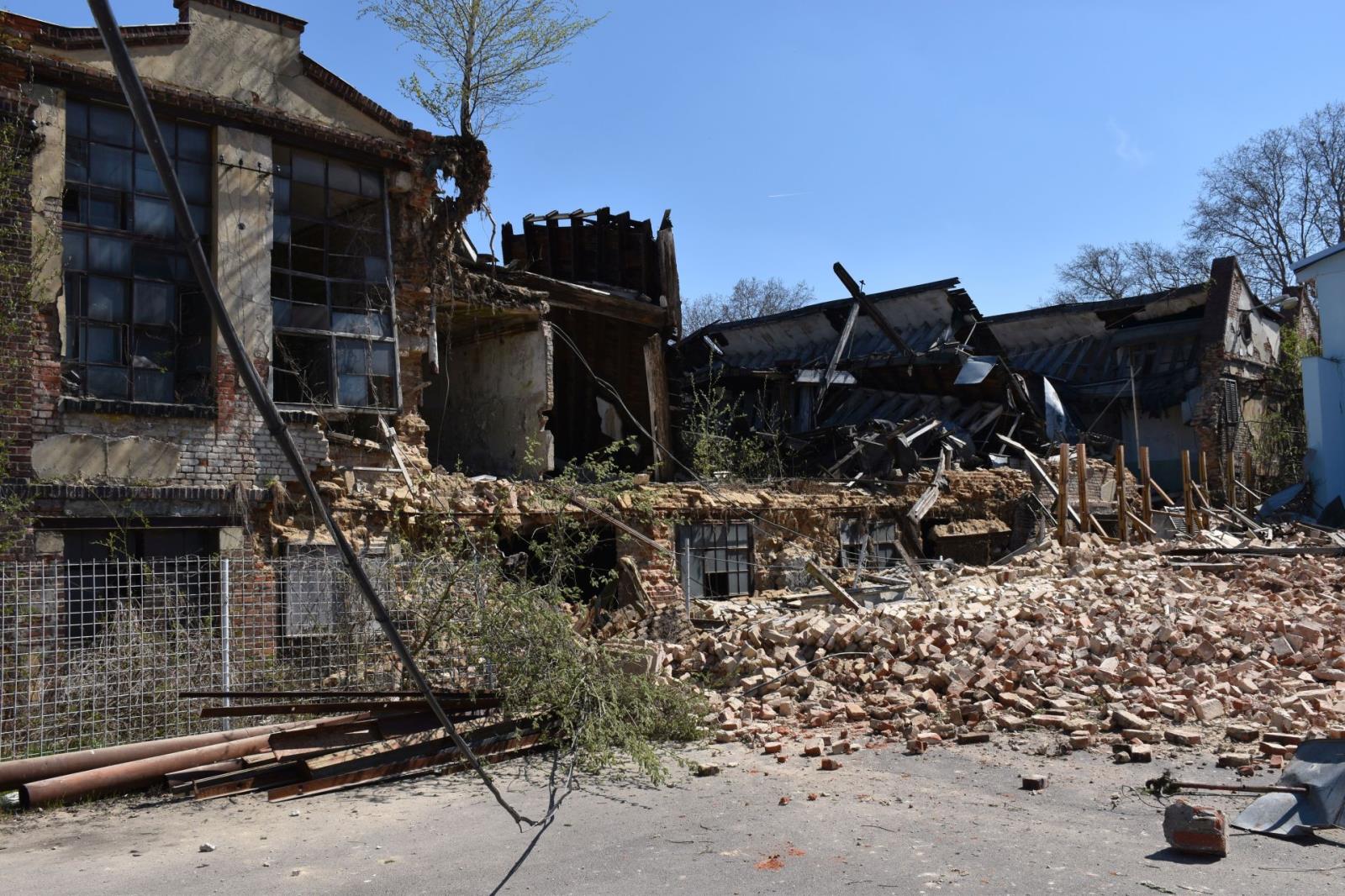 Zřícená část továrny Děčín (2).jpg