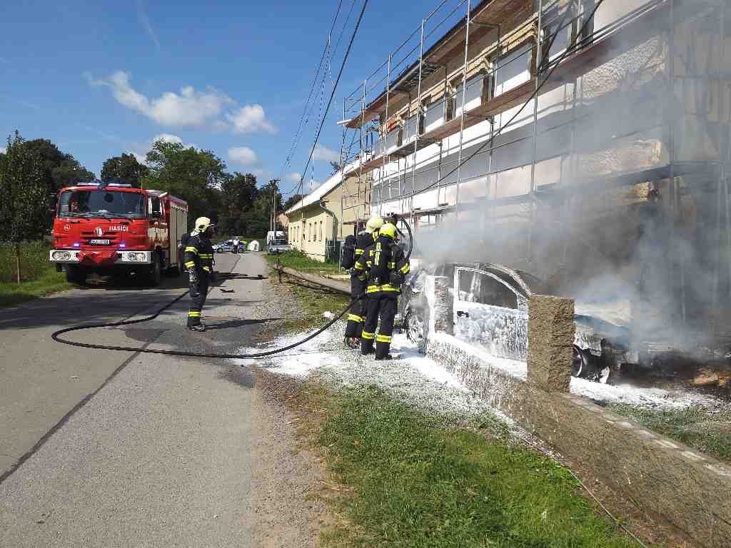 auto v plamenech Radiměř3 2.9.2021.jpg