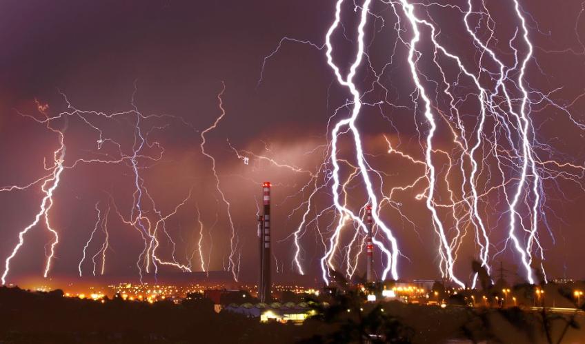 Řádění blesků nad Brnem Foto: Pavel Gabzdyl