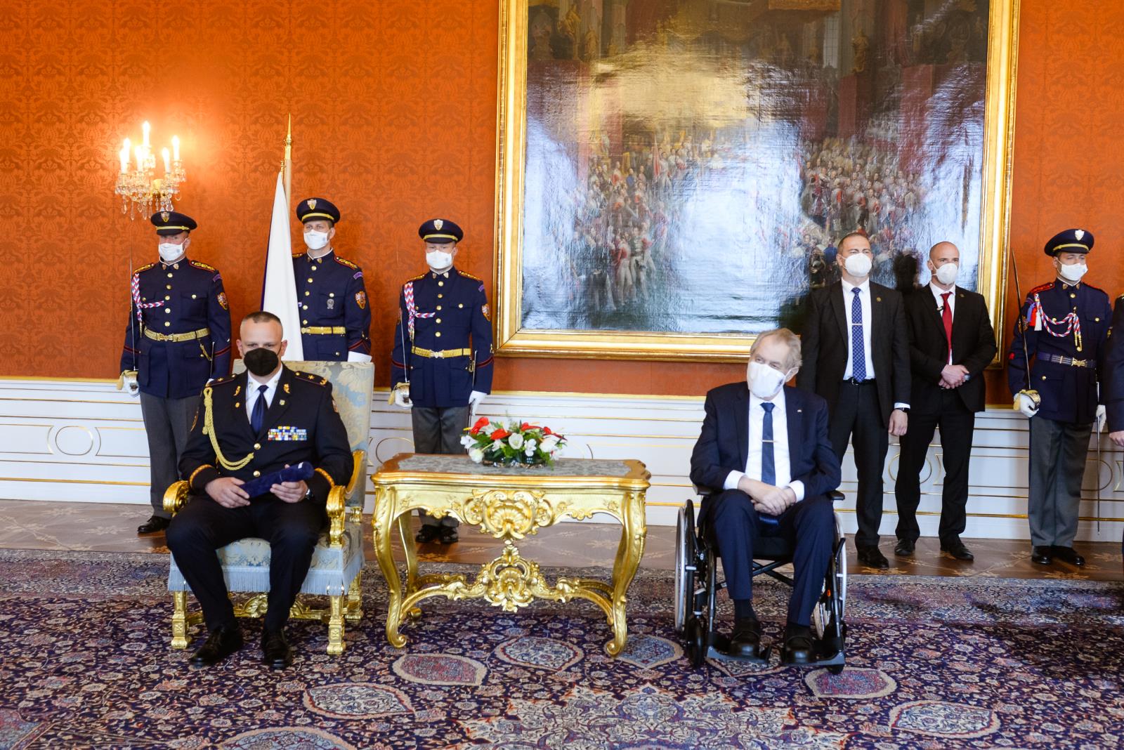 brigádní generál Kareš - zástupce velitele Záchranného útvaru HZS ČR s prezidentem republiky.jpg