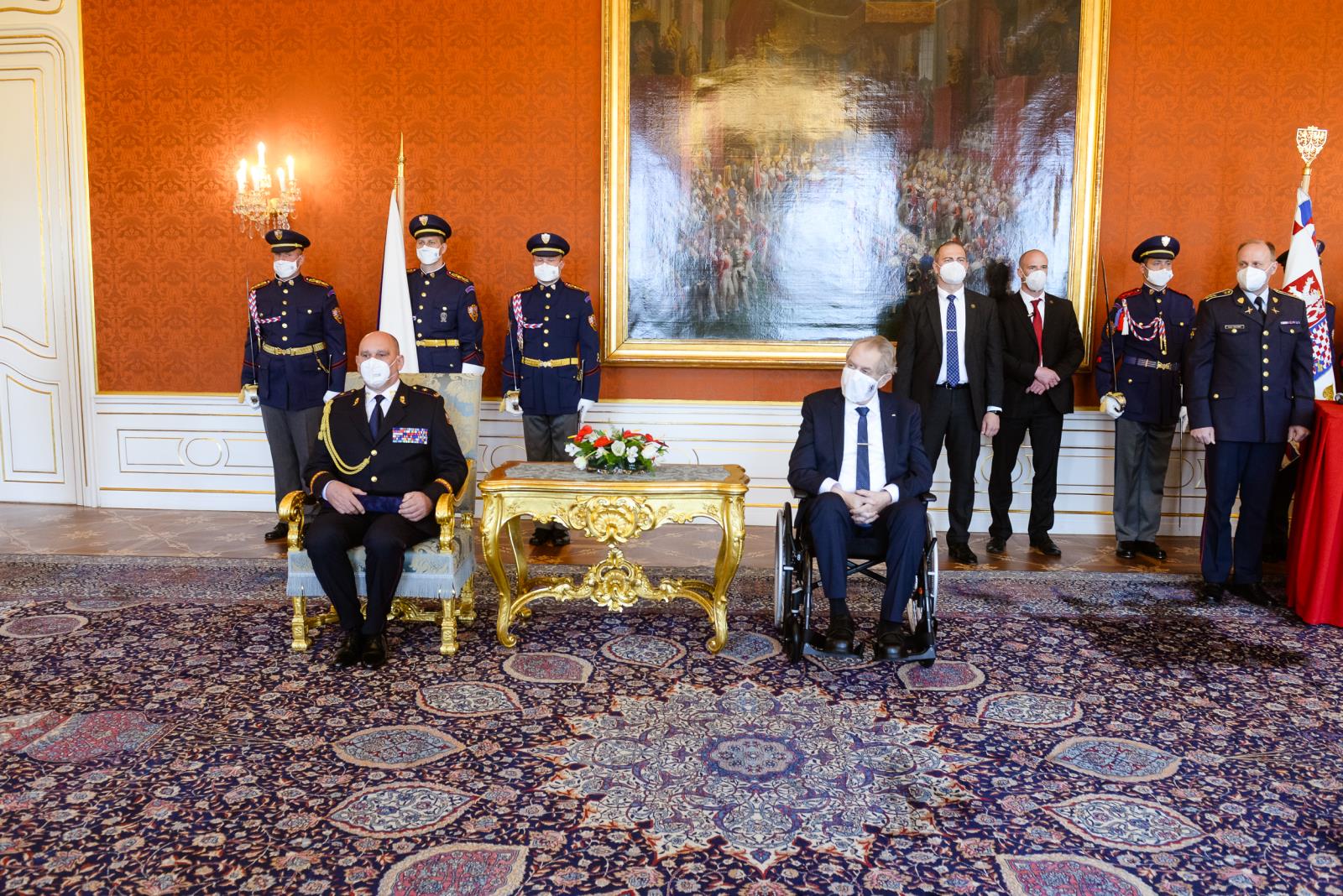 brigádní generál Miklós - náměstek generálního ředitele HZS ČR s prezidentem republiky.jpg