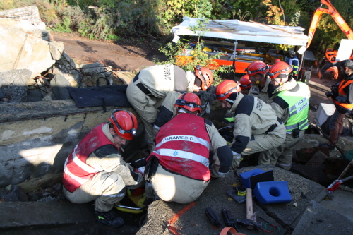 cviceniUSAR_Ostrava2012_zachranazesutin (20).jpg