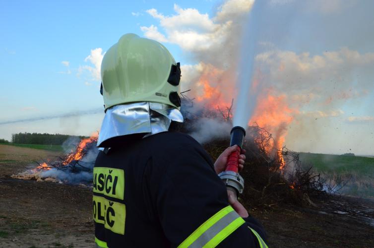 Při rozhoření vatry bylo nutné ochlazovat okolí tak, aby nedošlo k rozšíření plamenů do okolí